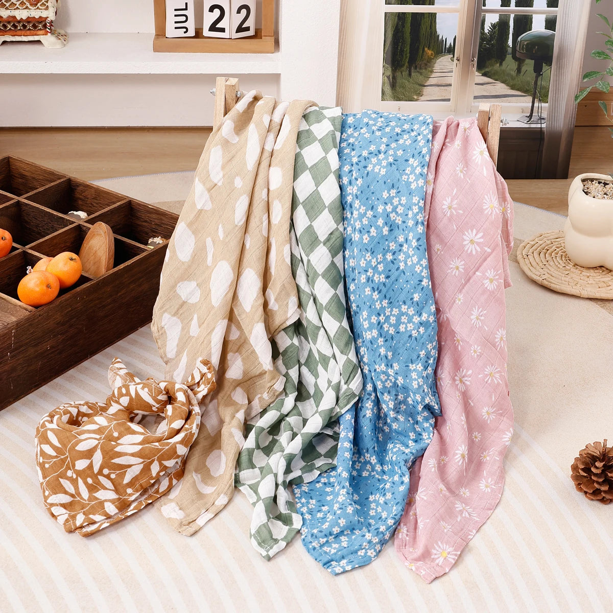 Elinfant 5pcs Gift Set Bamboo Cotton Muslin Bib Burp Cloth 100% Cotton 60*60cm 2 Layers Baby Scarf Handkerchief